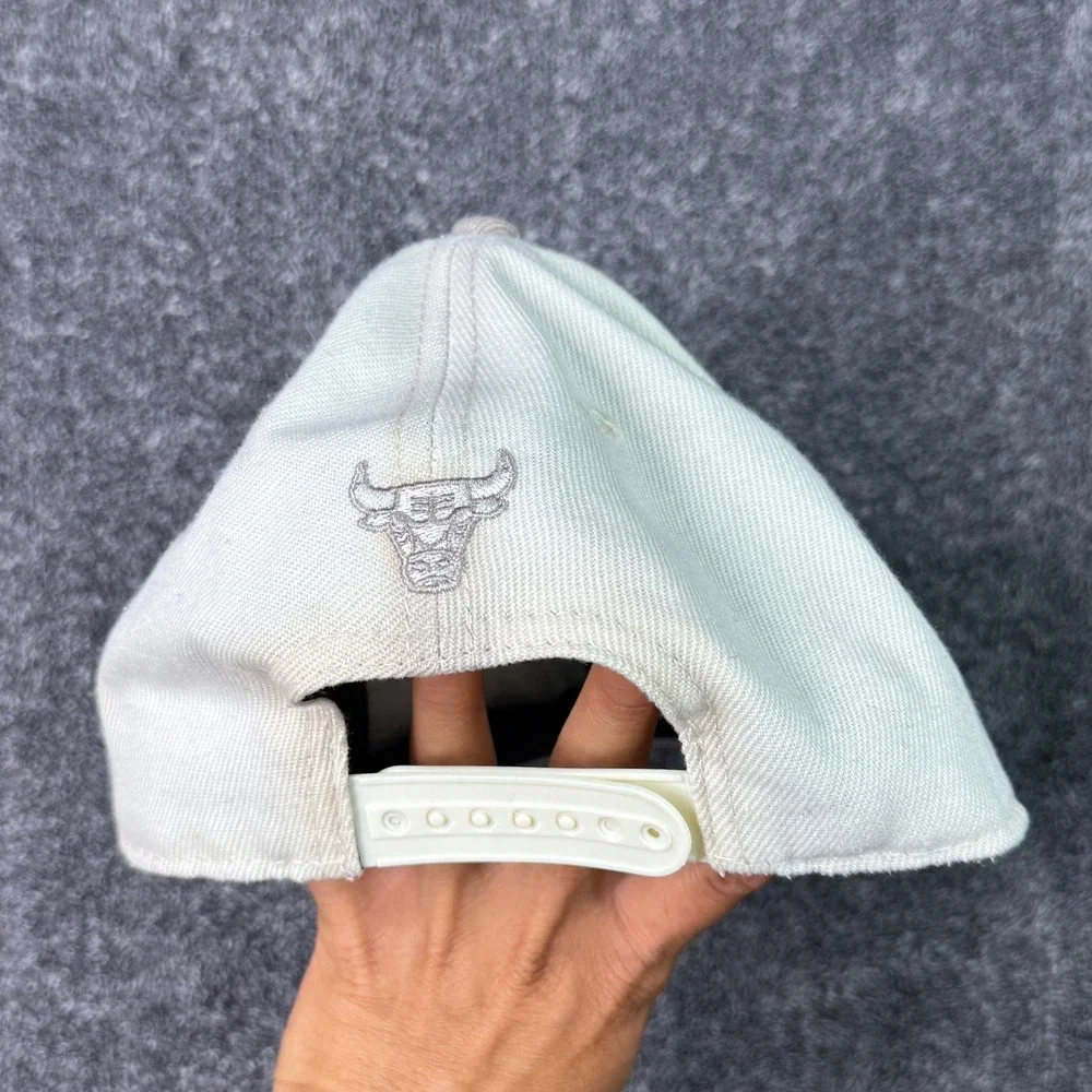 Ultra Game NBA Chicago Bulls Snapback Hat Off-White Grey Embroidered Flat Brim